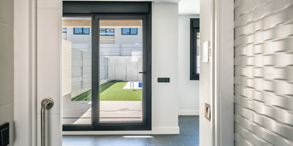 Fabricantes / Instaladores de Puertas y Ventanas de Aluminio / PVC en Hospitalet de Llobregat · Bisagra Oculta